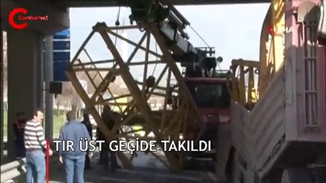TEM bağlantı yolunda tır üst geçide takıldı