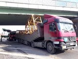 İstanbul'da köprü altına sıkışan tır nedeniyle uzun araç kuyrukları oluştu
