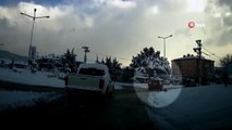 Kar nedeniyle kontrolden çıkan otomobil yaşlı adama böyle çarptı