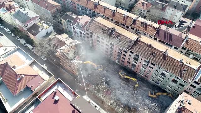 Bağcılar'da riskli olduğu için mühürlenen binaların yıkımına başlandı