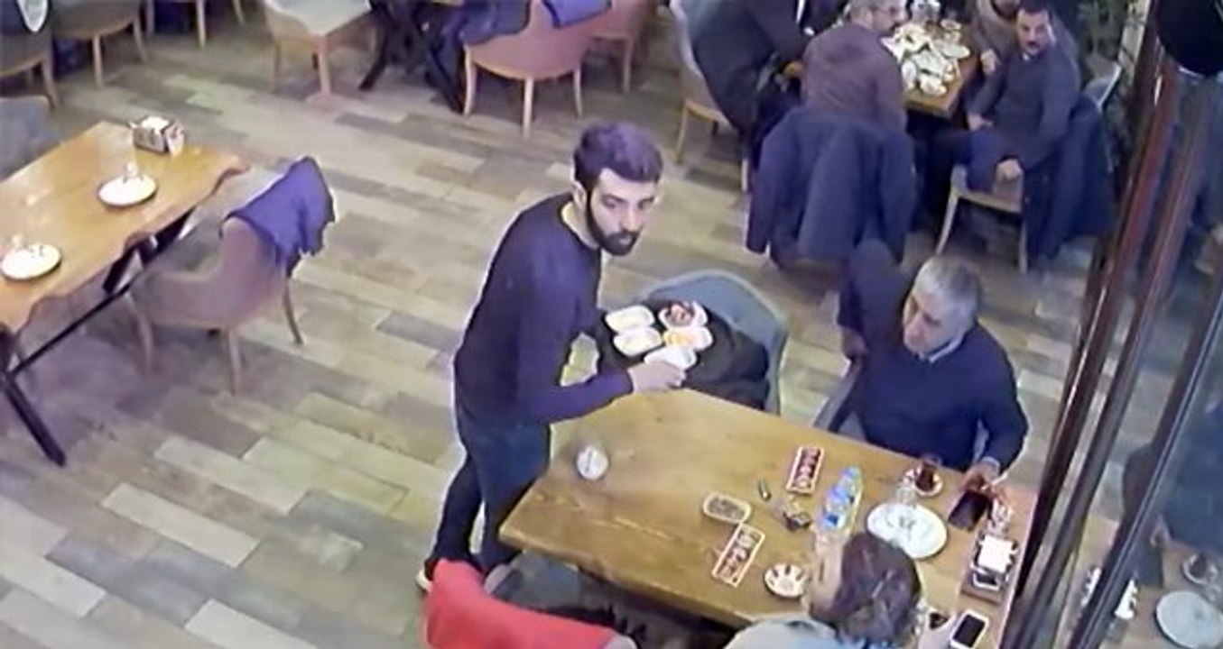 Sivrice depreminde herkes kaçarken servise devam eden garson dikkat çekti