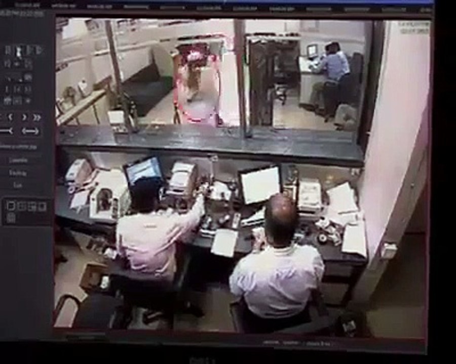 Funny bank robbry Karachi apko dekh k hasi ajay