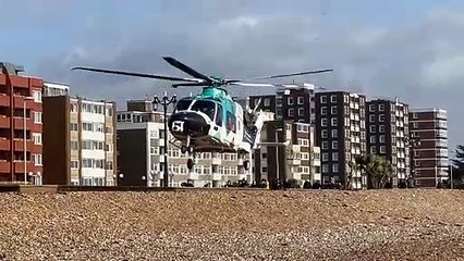 下载视频: Air ambulance takes off from Worthing seafront