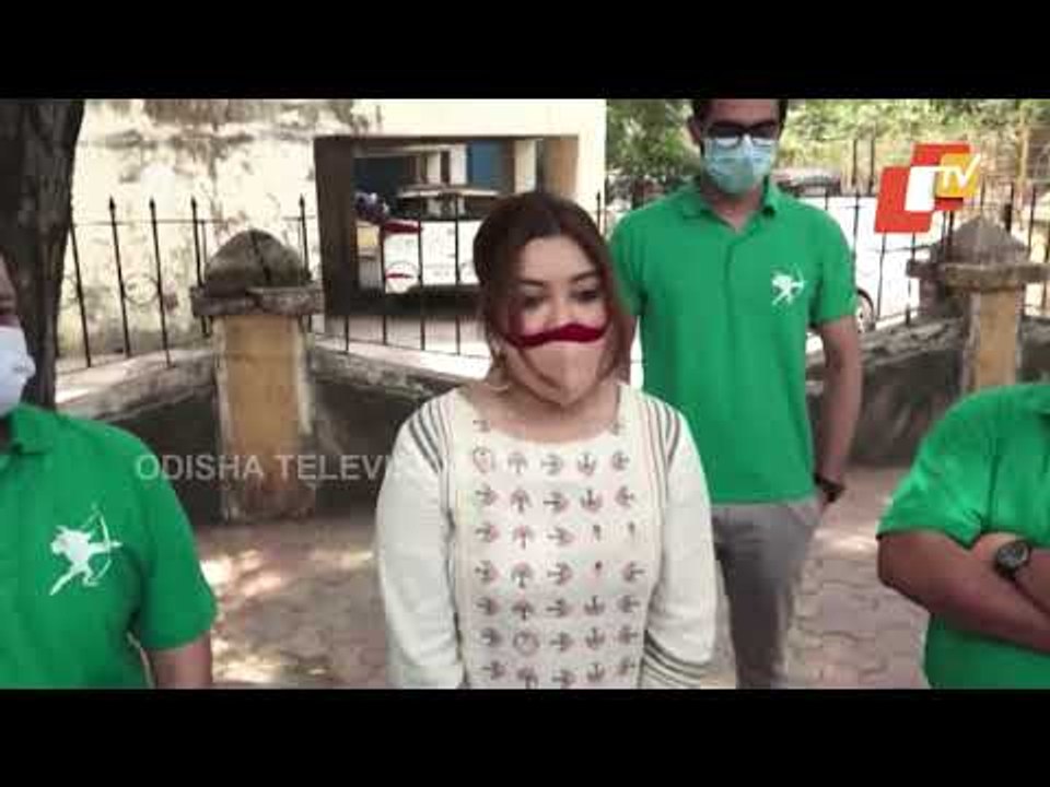 Actress Payal Ghosh Distributes Food To Needy People In Mumbai