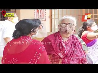 Download Video: Elderly Persons Wait For A Long Period For Vaccination In Bhubaneswar