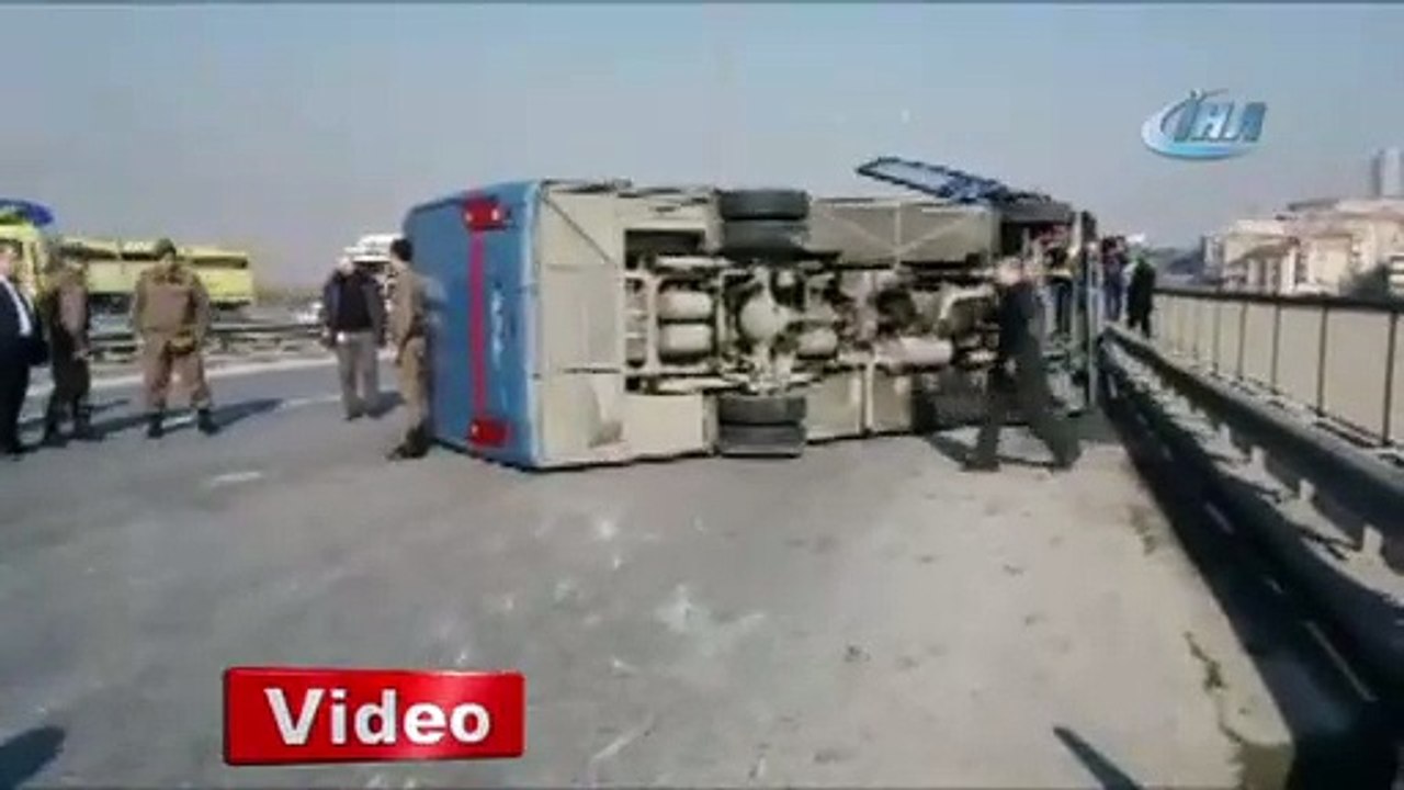 Tutuklu taşıyan cezaevi aracı devrildi!