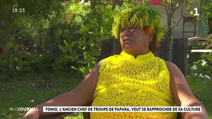 Tonio, l'ancien chef de la troupe de Papara, veut se rapprocher de sa culture
