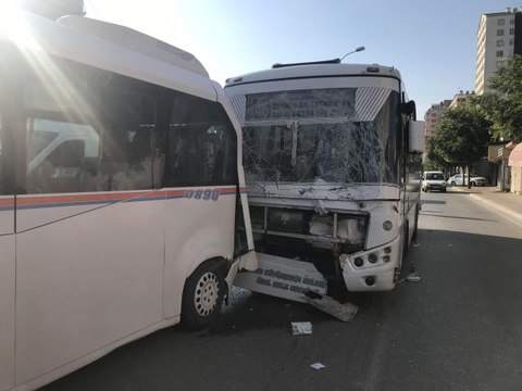 Adana'da 5 aracın karıştığı trafik kazasında 2 kişi yaralandı