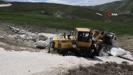 Mayıs ayında 2-3 metreyi bulan karla mücadele çalışması