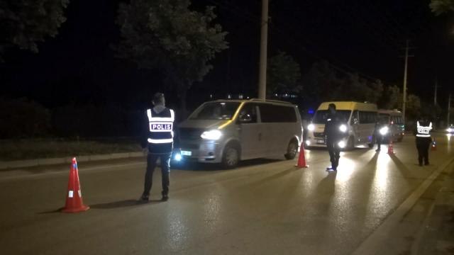 Alkollü sürücü dur ihtarına uymadı, otomobili polislerin üzerine sürdü