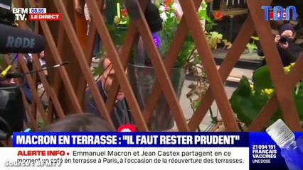 En terrasse, Emmanuel Macron appelle les français à "rester prudents"