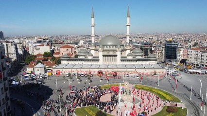 Taksim Cumhuriyet Anıtı'nda 19 Mayıs töreni