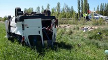Mevsimlik işçileri taşıyan minibüs kaza yaptı: 5 yaralı