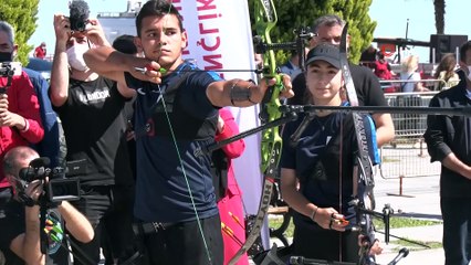 Atatürk'ü temsil eden bayrak karaya çıkartıldı