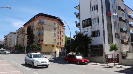 Apartmana asılan Kemal Sunal'ın sözleri vatandaşların ilgi odağı oldu