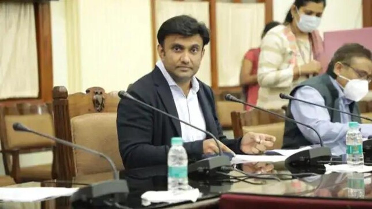 K'taka health minister reserves 15% beds in Bengaluru hospital, sparks row