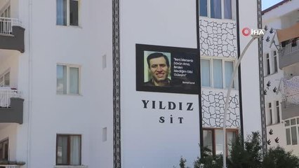 Apartmana asılan Kemal Sunal'ın sözleri vatandaşların ilgi odağı oldu