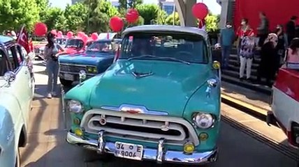 Kadıköy'de klasik otomobillerle 19 Mayıs konvoyu