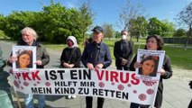 BERLİN - Almanya'da kızı PKK tarafından kaçırılan anne, eylemini Başbakanlık önünde sürdürüyor