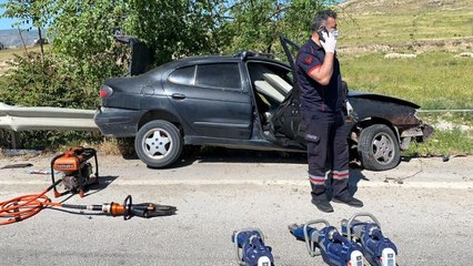 Kontrolden çıkan otomobil bariyerlere sapandı, 17 yaşındaki genç hayatını kaybetti