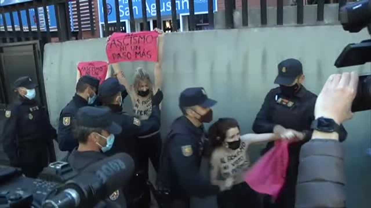 Activistas de Femen protestan a las puertas del colegio electoral donde vota Monasterio