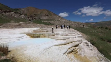 Başkale travertenleri ilkbaharda ziyaretçilerini büyülüyor