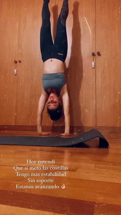 Luciana Blomberg en el estudio de la paciencia tecnica ancestral "parada de manos"