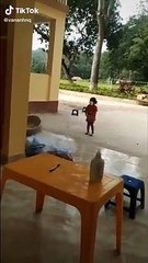 Bà đi cách ly, bé gái bơ vơ đi tìm như gà lạc mẹ