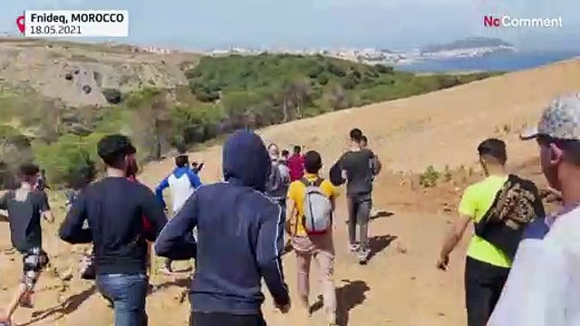 شاهد: وصول آلاف المهاجرين إلى سبتة الإسبانية والجيش المنتشر على الحدود يطرد ما يقرب من نصفهم