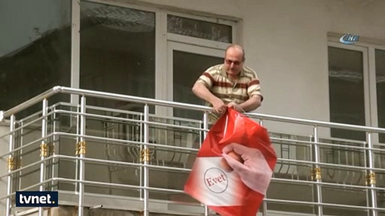 Bayrak asan dayı, bu kez 'Evet' bayrağını balko...