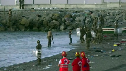 下载视频: توافد المهاجرين من المغرب على جيب سبتة الاسباني متواصل