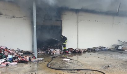 Piazzolla di Nola (NA) - In fiamme deposito di biancheria per la casa (19.05.21)