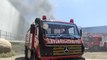 İSTANBUL - Tuzla'da lojistik firmasının deposunda çıkan yangına itfaiye ekipleri müdahale ediyor