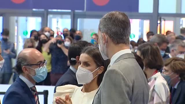 Los reyes se interesan por la situación de Ceuta en Fitur