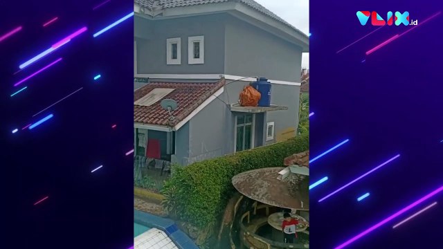 Kompleks Perumahan Ini Disulap Jadi Kolam Renang