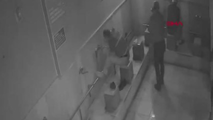 Son dakika haberi! ABDEST ALMA BAHANESİYLE ŞADIRVANDA HIRSIZLIK KAMERADA