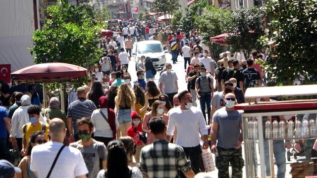 Taksim'de iğne atsan yere düşmez dedirten kalabalık