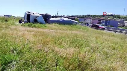 Arnavutköy’de yoldan çıkan beton mikseri bariyerlere çarparak devrildi