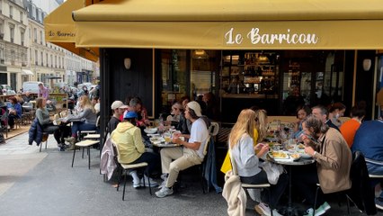 À Paris, un retour en terrasse pluvieux mais joyeux