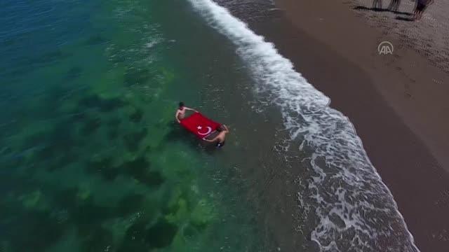 Denizde Türk bayrağı açan gençler 19 Mayıs ı coşkuyla kutladı
