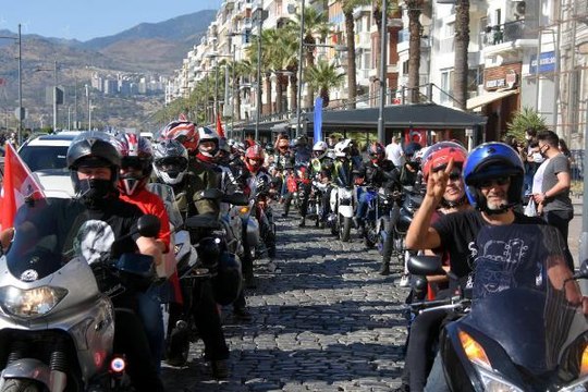 İZMİR'DE YÜZLERCE MOTOSİKLETLİ 19 MAYIS KORTEJİ DÜZENLEDİ