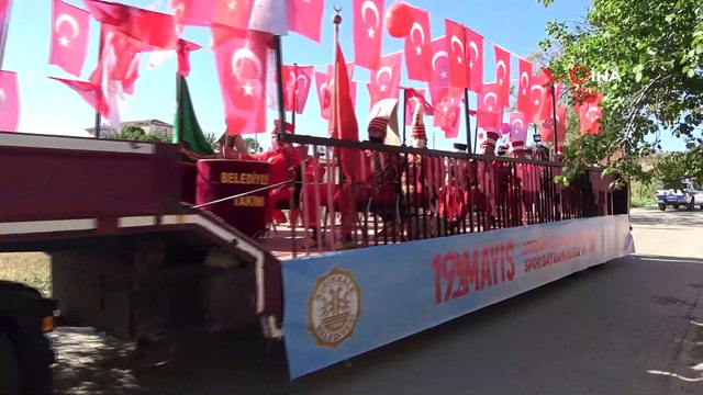 Mehterin sesini duyan Ayşe teyze yerinde duramadı