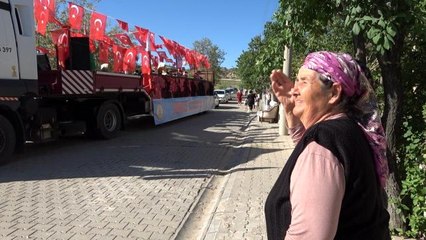 Mehterin sesini duyan Ayşe teyze yerinde duramadı