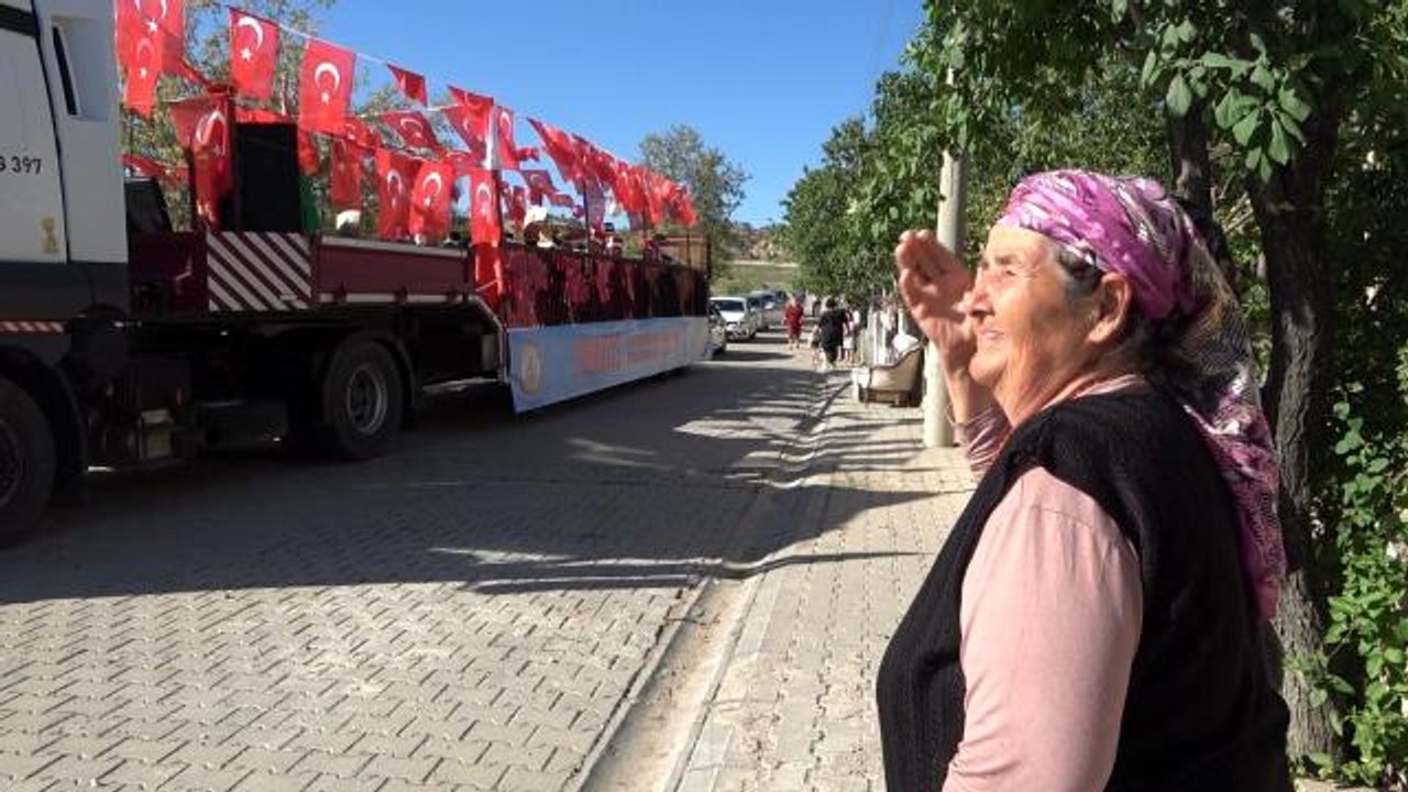 Mehterin sesini duyan Ayşe teyze yerinde duramadı