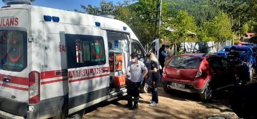 BARTIN'DA AKRABALAR ARASINDA BALTA VE SOPALI KAVGA: 5 YARALI