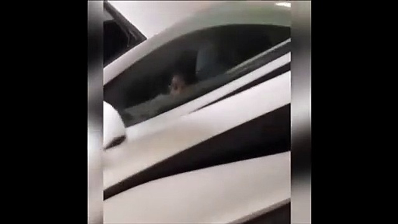 Même avec une très belle voiture, il faut faire attention à ses doigts