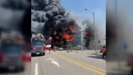 시흥 물류창고에서 불...공장 2동 전소 / YTN