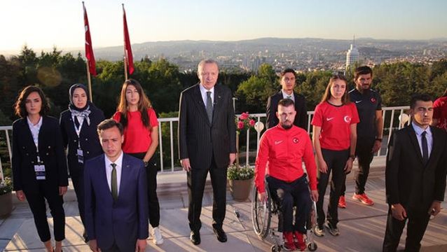 19 Mayıs coşku içinde kutlanıyor! Cumhurbaşkanı Erdoğan, gençlerle İstiklal Marşı'nı okudu