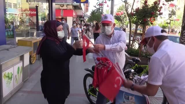 Belediye Başkanı Başdeğirmen bisiklete bindi, vatandaşlara tek tek Türk bayrağı dağıttı
