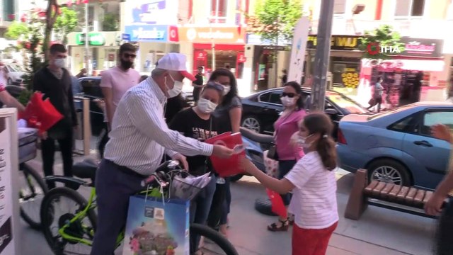 Belediye Başkanı Başdeğirmen bisiklete bindi, vatandaşlara tek tek Türk bayrağı dağıttı